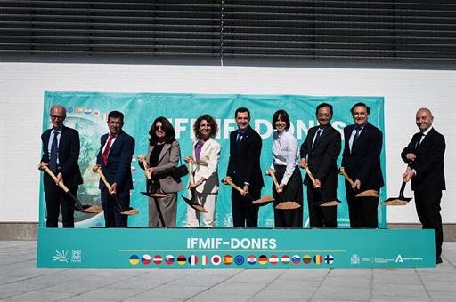 La vicepresidenta primera, María Jesús Montero, y la ministra de Ciencia, Diana Morant, junto al presidente de la Junta