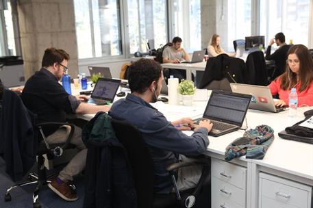 Jóvenes estudiantes trabajando