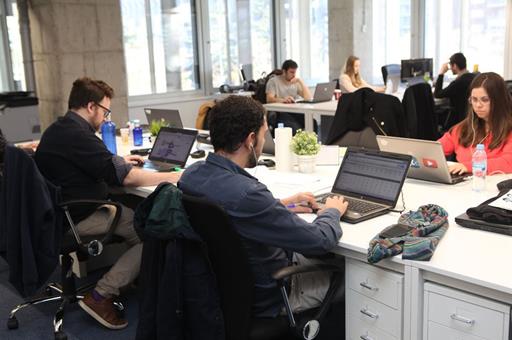 Jóvenes estudiantes trabajando