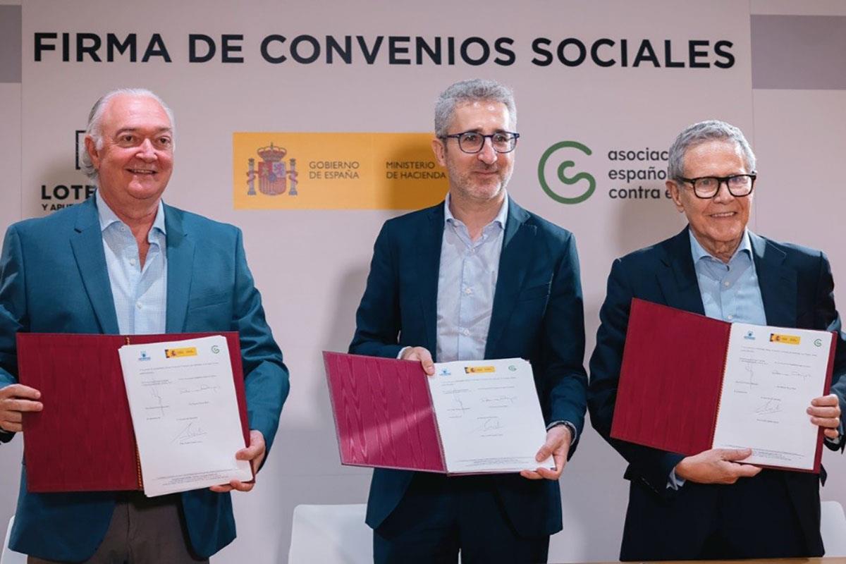 Arcadi España durante la firma del convenio 