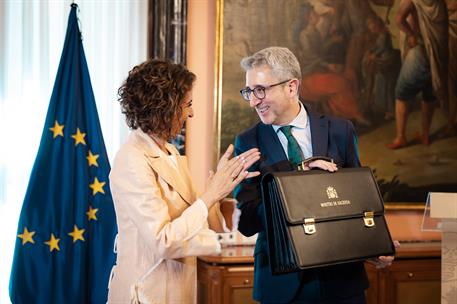 Arcadi España recibe la cartera de ministro de Hacienda de manos de María Jesús Montero.