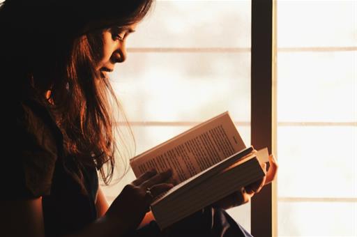 Mujer leyendo