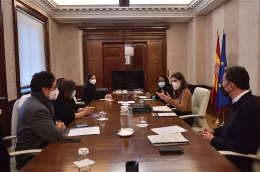 Irene Montero y Rita Bosaho junto a los asistentes a la reunión