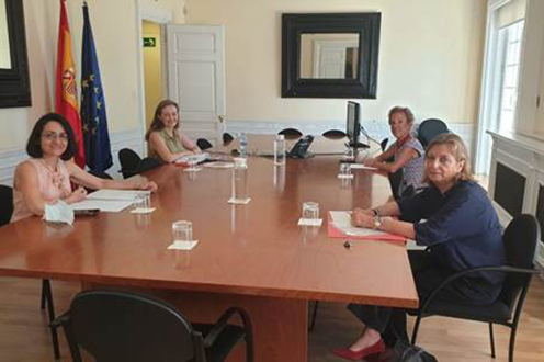 Víctoria Rosell junto a las asistentes a la reunión