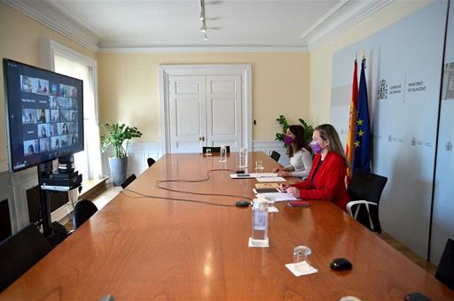 La ministra de Igualdad y la delegada del Gobierno Contra la Violencia de Género, en la reunión del Foro Social contra la Trata