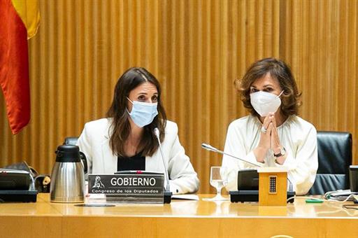 La ministra de Igualdad, Irene Montero, junto a la exvicepresidenta primera Carmen Calvo