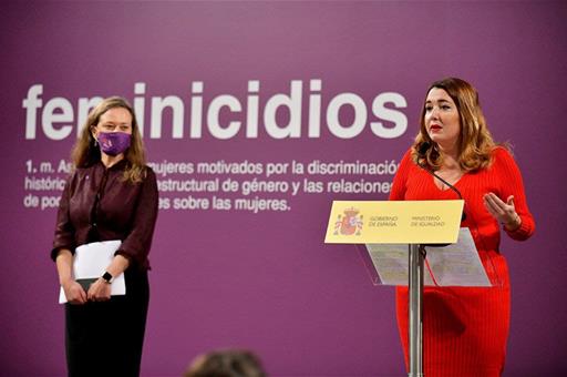 La delegada del Gobierno contra la Violencia de Género, Victoria Rosell, y la secretaria de Estado Ángela Rodríguez