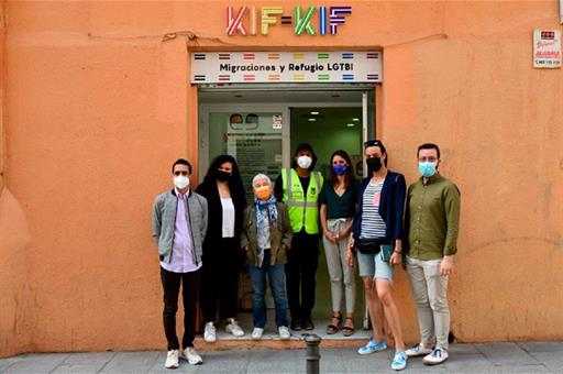 Foto de familia en la Oficina de Atención Social y Técnica de KifKif