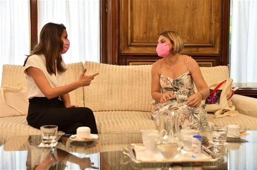 Irene Montero conversa con Noemí Santana