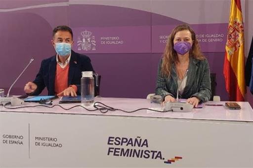 La delegada del Gobierno contra la Violencia de Género, Victoria Rosell, y uno de los autores del Estudio, Miguel Lorente
