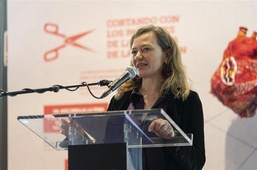 La delegada del Gobierno contra la Violencia de Género, Victoria Rosell, inaugura la exposición en el Museo del Traje