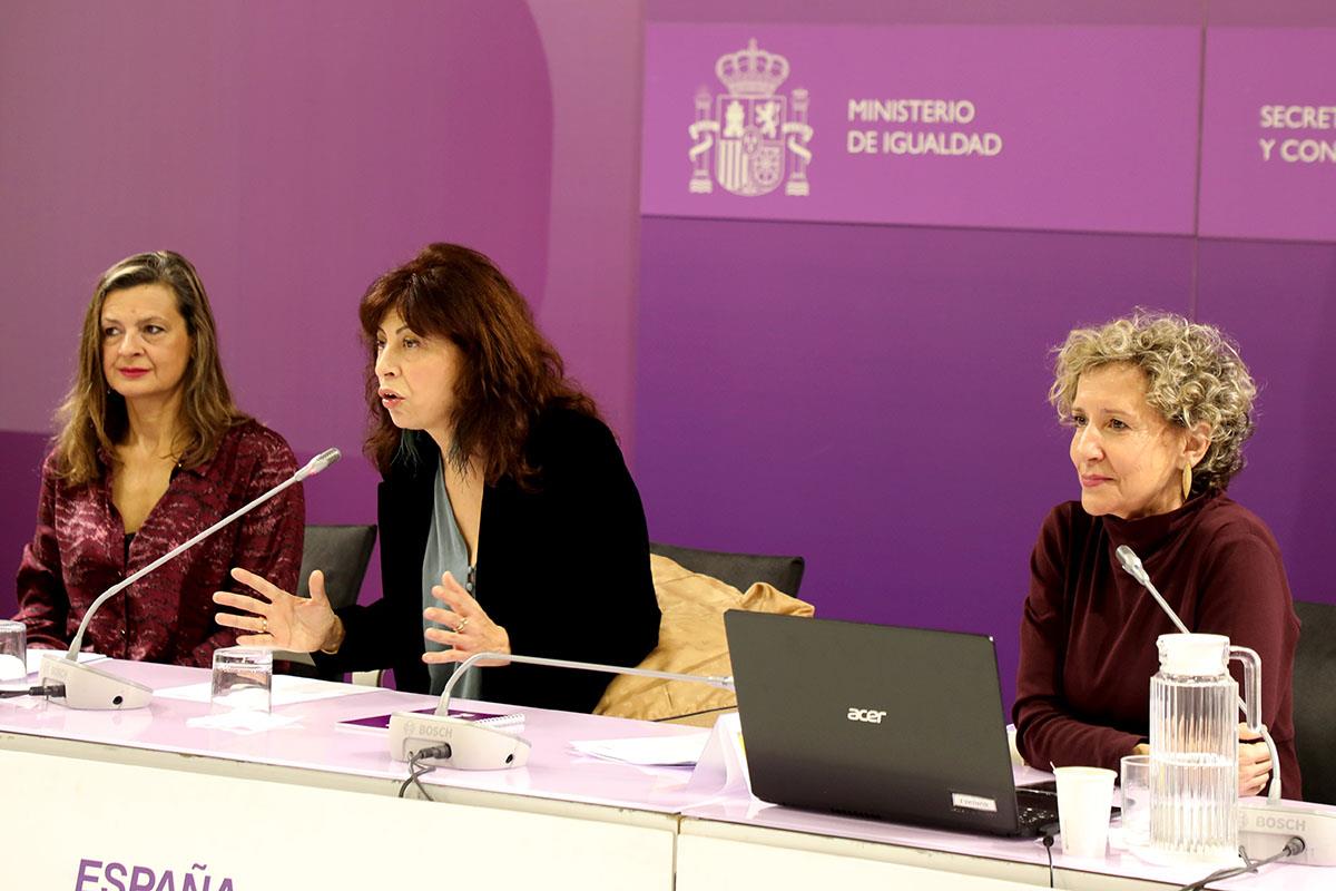 La ministra de Igualdad, Ana Redondo, junto a otras asistentes a la reunión