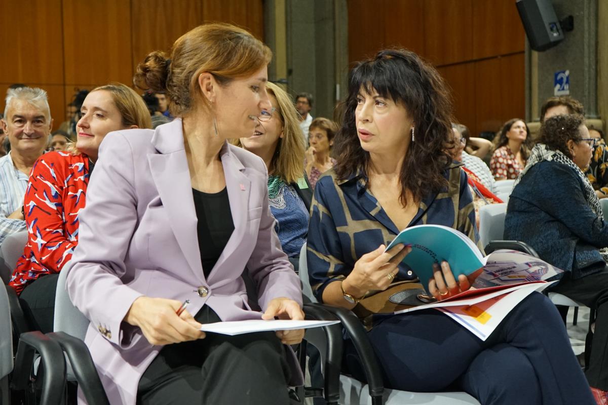 La ministra de Sanidad, Mónica García, y la ministra de Igualdad, Ana Redondo, durante el acto conmemorativo 