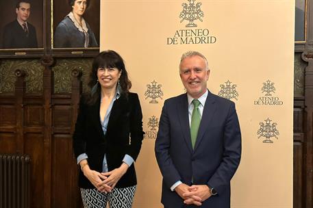 La ministra Ana Redondo y el ministro Ángel Víctor Torres, en el acto “Orgullosamente libres”, en el Ateneo de Madrid.