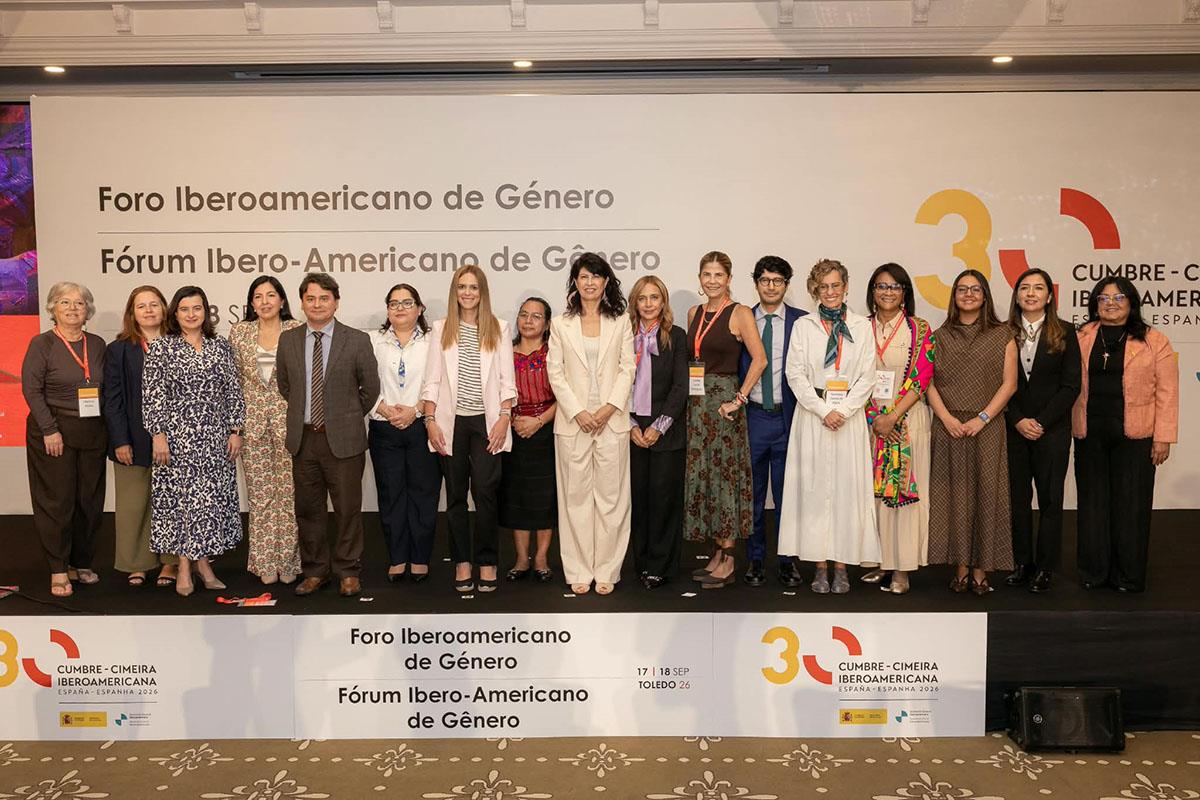 La ministra de Igualdad, Ana Redondo, en la foto de familia del encuentro