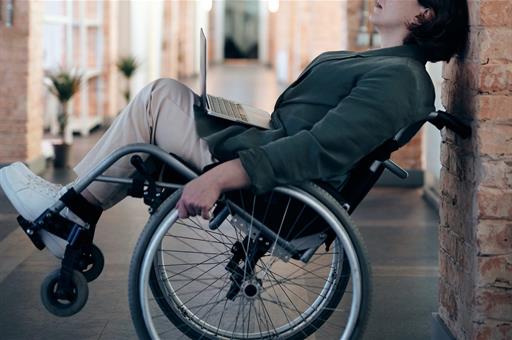 Mujer en silla de ruedas