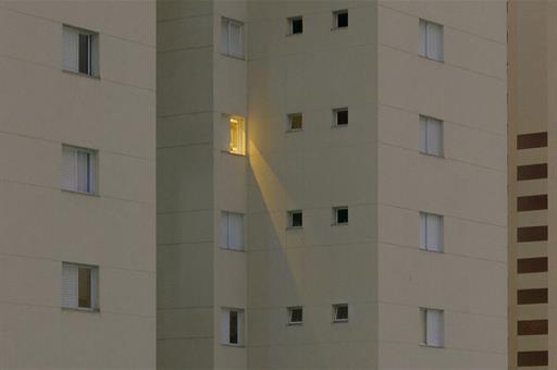 Luz en un piso de acogida en un edificio