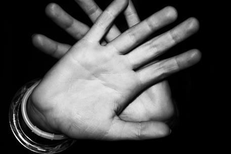 Manos en señal de stop a la violencia