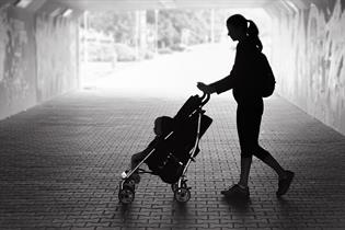 Una madre paseando a su hijo