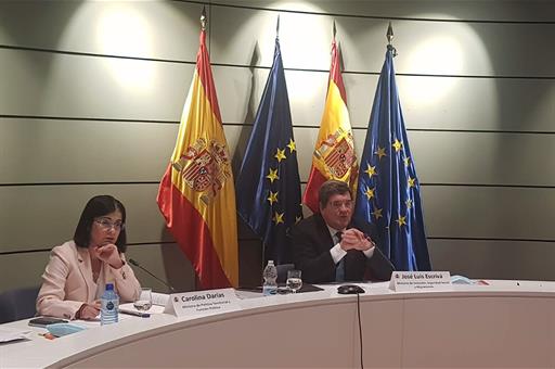 Los ministros de Inclusión, Seguridad Social y Migraciones, José Luis Escrivá, y de Política Territorial, Carolina Darias