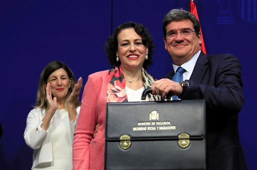 José Luis Escrivá recibe la cartera ministerial de manos de su antecesora, Magdalena Valerio
