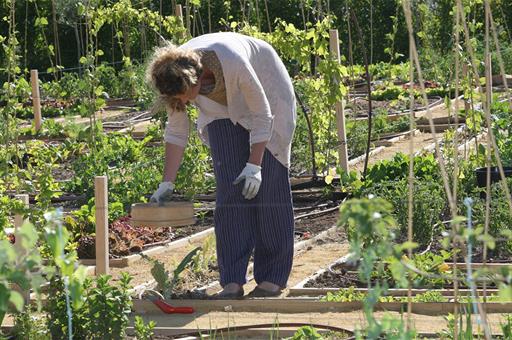 Mujer durante su jornada laboral en el campo