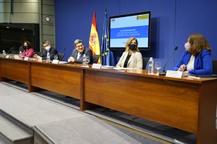 El ministro José Luis Escrivá y su equipo durante la rueda de prensa de presentación de los presupuestos 2021 del departamento