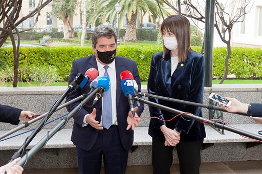 El ministro José Luis Escrivá y la vicelehendakari segunda Idoia Mendia atienden a los medios de comunicación