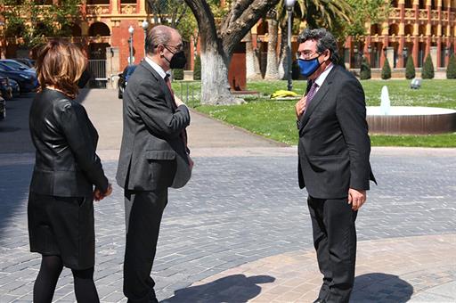 El presidente de Aragón, Javier Lambán, recibe al ministro José Luis Escrivá a las puertas del Pignatelli, sede del Gobierno