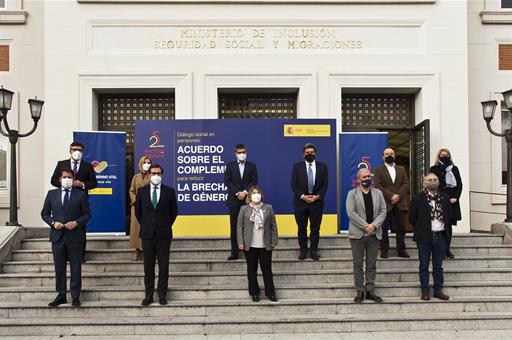 Foto de familia de los asistentes a la reunión