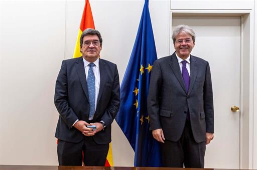 El ministro de Inclusión, Seguridad Social y Migraciones, José Luis Escrivá, y el comisario europeo de Economía, Paolo Gentiloni