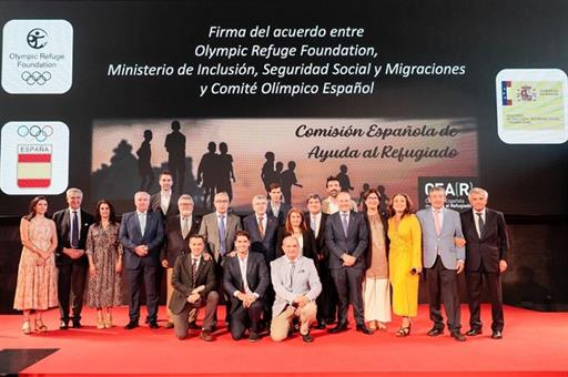 Foto de familia en el acto de firma del convenio
