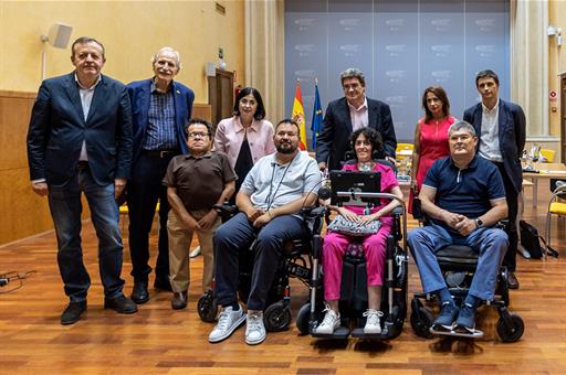 Foto de familia del grupo de trabajo sobre ELA junto a los ministros José Luis Escrivá y Carolina Darias