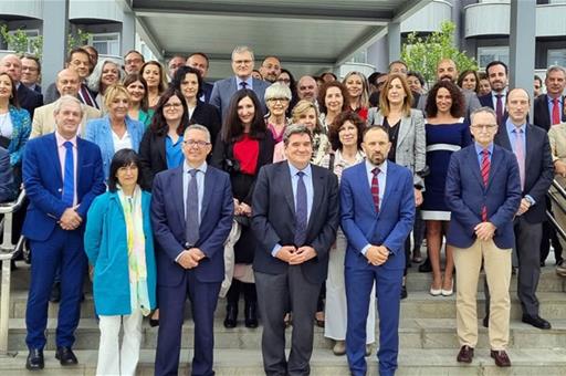 Foto de familia de los asistentes al acto