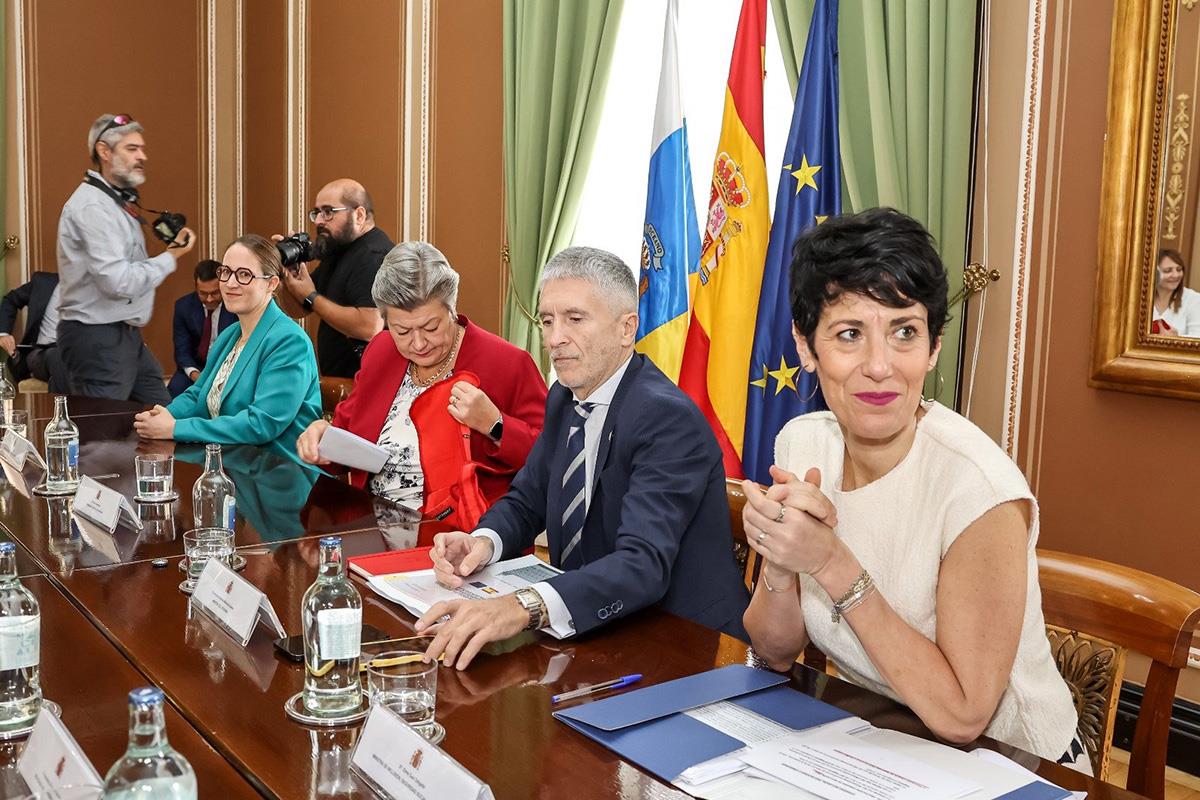 La ministra de Inclusión, Seguridad Social y Migraciones, junto al ministro del Interior