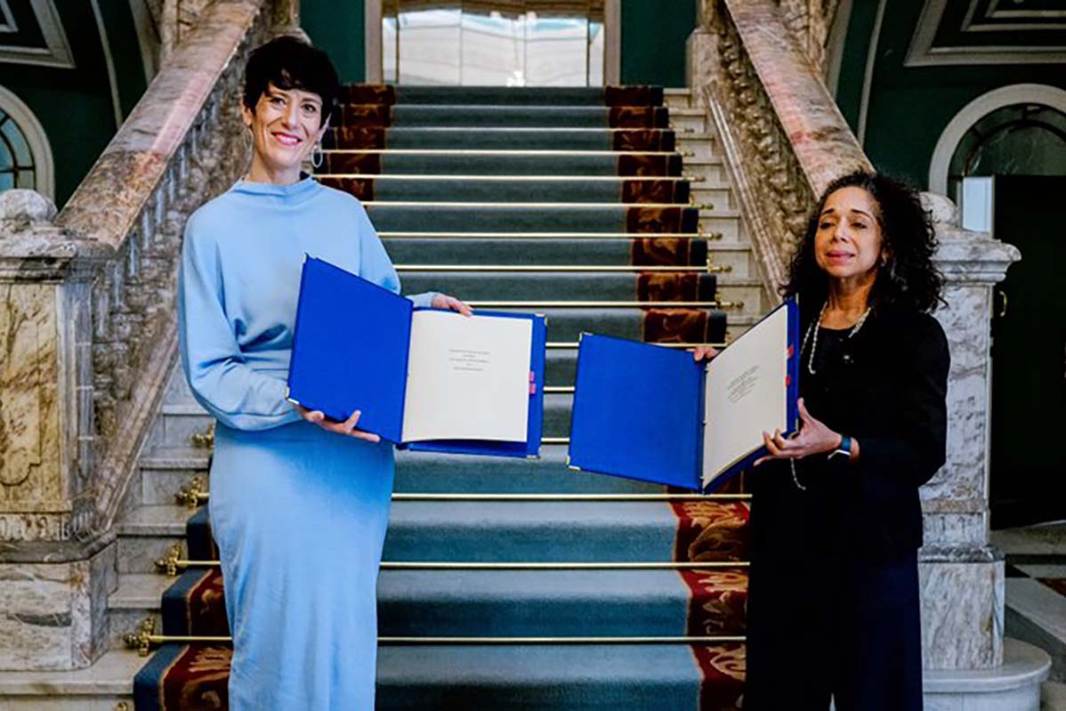 La ministra de Inclusión, Seguridad Social y Migraciones, Elma Saiz, junto a la embajadora de EEUU en España, Julissa Reynoso