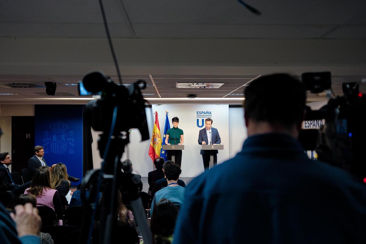 La ministra Elma Saiz junto al ministro Carlos Cuerpo, en la rueda de prensa