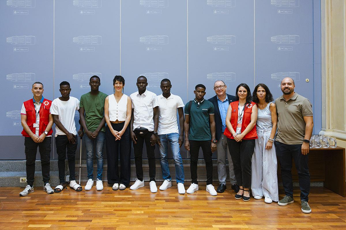 La ministra Elma Saiz recibe en el Ministerio a Cruz Roja Española y a jóvenes migrantes.