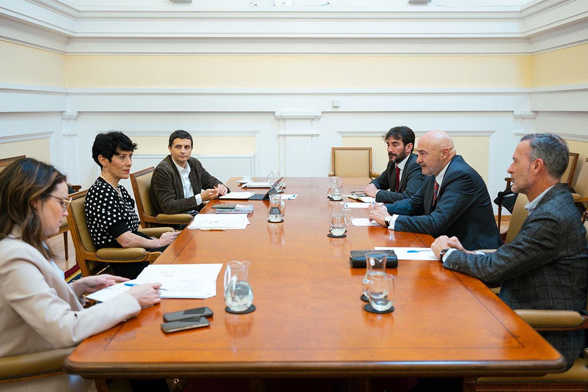 La ministra de Inclusión, Seguridad Social y Migraciones, Elma Saiz, junto a los representantes de la organización Conpymes.