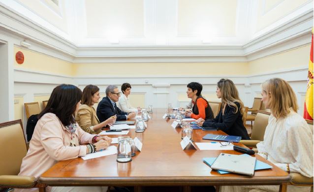 La ministra Elma Saiz, en la reunión con la Asociación Española Contra el Cáncer