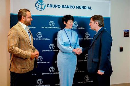 La ministra Elma Saiz durante uno de sus encuentros con representantes del Banco Mundial