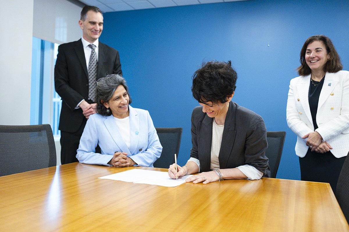 Elma Saiz y Mamta Murthi en la firma de adhesión de España al Proyecto de Capital Humano.