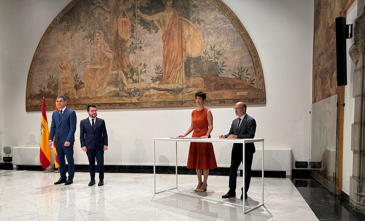Pedro Sanchez en la firma del acuerdo.