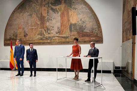 Pedro Sanchez en la firma del acuerdo.