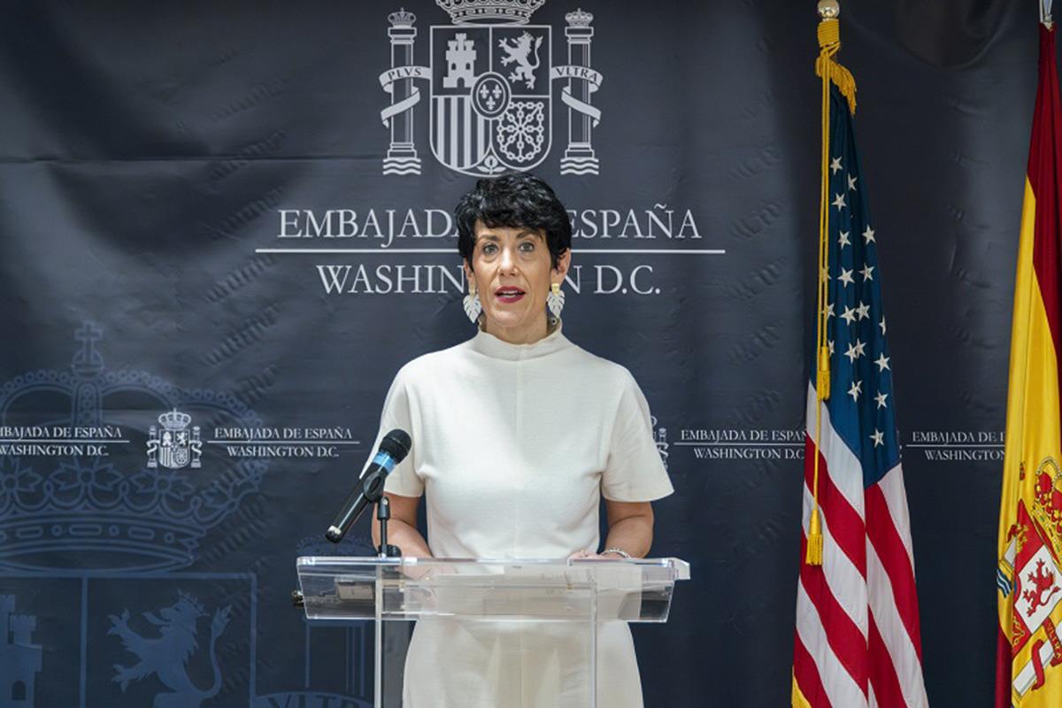 La ministra de Inclusión, Seguridad Social y Migraciones, Elma Saiz, en la sede de la Embajada de España en Washington (EEUU)