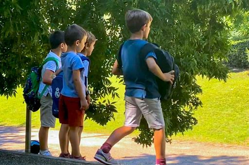 Grupo de niños con mochilas en un parque