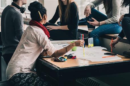 Jóvenes trabajando en equipo
