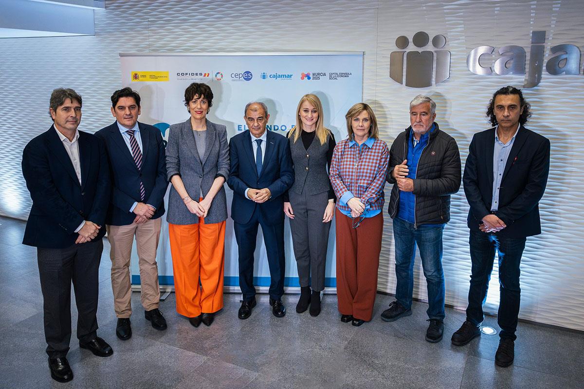 ​La ministra de Inclusión, Seguridad Social y Migraciones, Elma Saiz, junto a los asistentes a la jornada.