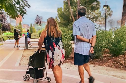 Familia paseando por un parque