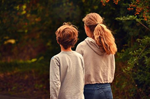 Adolescentes paseando.